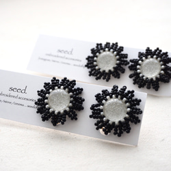 ビーズ刺繍のピアス〜flower clear×black〜 2枚目の画像