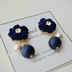 フラワー刺繍のイヤリング  〜navy blue〜 2枚目の画像