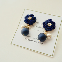 フラワー刺繍のイヤリング  〜navy blue〜 3枚目の画像