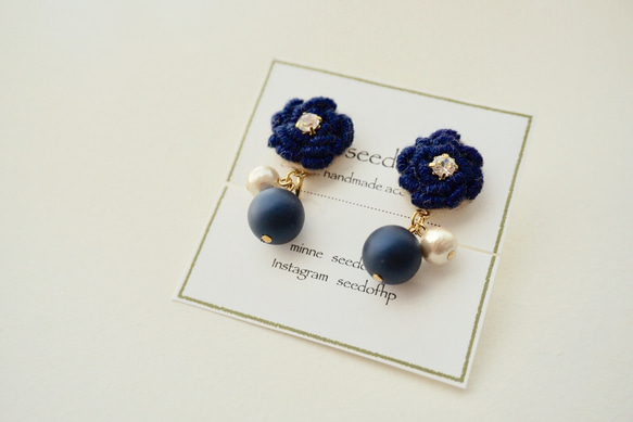フラワー刺繍のイヤリング  〜navy blue〜 3枚目の画像