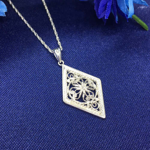 菱形とクローバー、銀線細工silver950 ネックレス・ペンダント Ron-ro