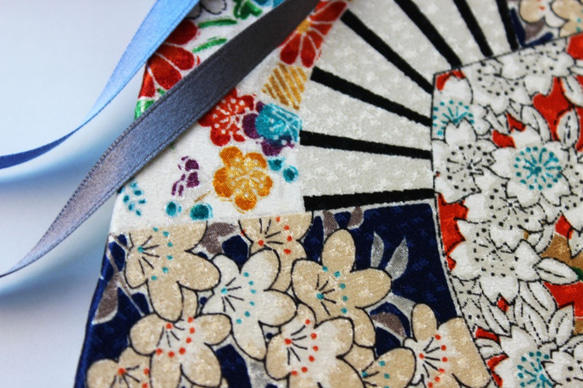 三ツ紬手帳Mサイズ、紺に扇と白い小花の綸子縮緬 2枚目の画像