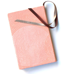 三ツ紬手帳Mサイズ 桜色の水紋柄の友禅 1枚目の画像
