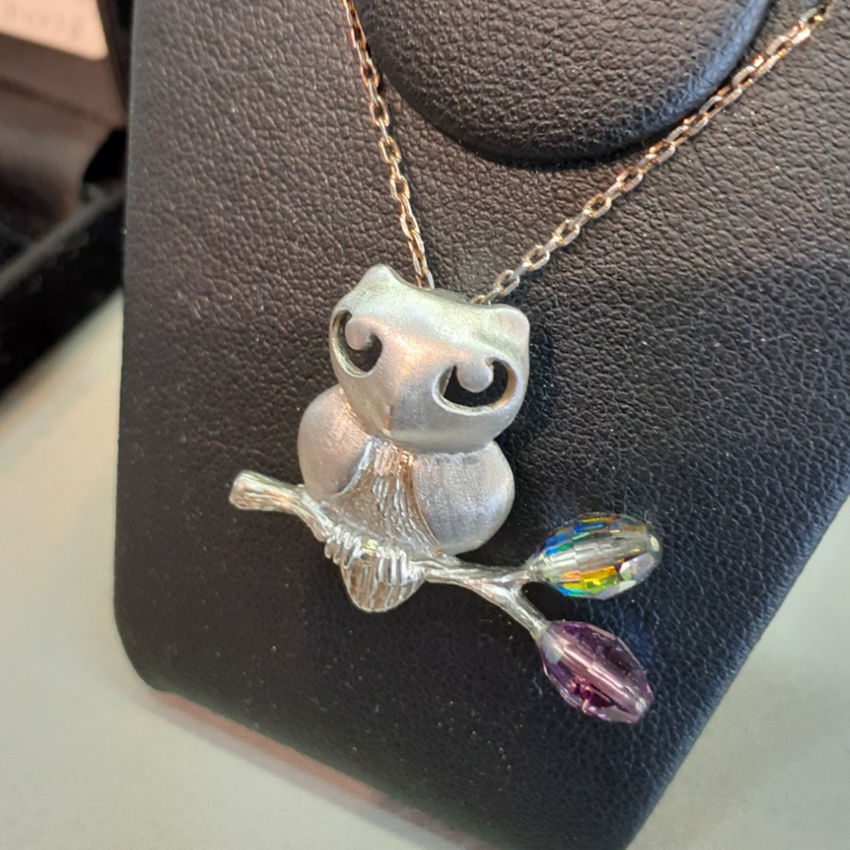 ヴィンテージスワロフスキーを使用した彫金のペンダントトップ。