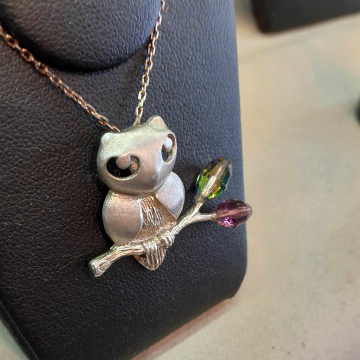 ヴィンテージスワロフスキーを使用した彫金のペンダントトップ。