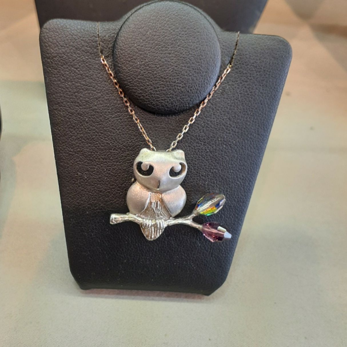 ヴィンテージスワロフスキーを使用した彫金のペンダントトップ。