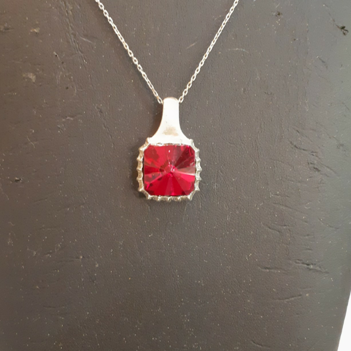 ヴィンテージスワロフスキーを使用したネックレスです。