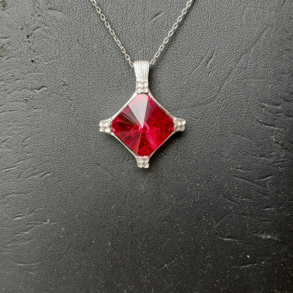 ヴィンテージスワロフスキーのパーツを使用したペンダントトップ。