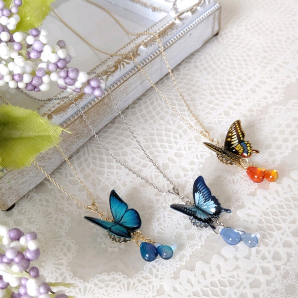 【羽ばたく蝶々♪】蝶々ネックレス、蝶々ペンダント。青い蝶。モルフォ蝶、アゲハ蝶、オオルリアゲハ✩.*˚ 1枚目の画像