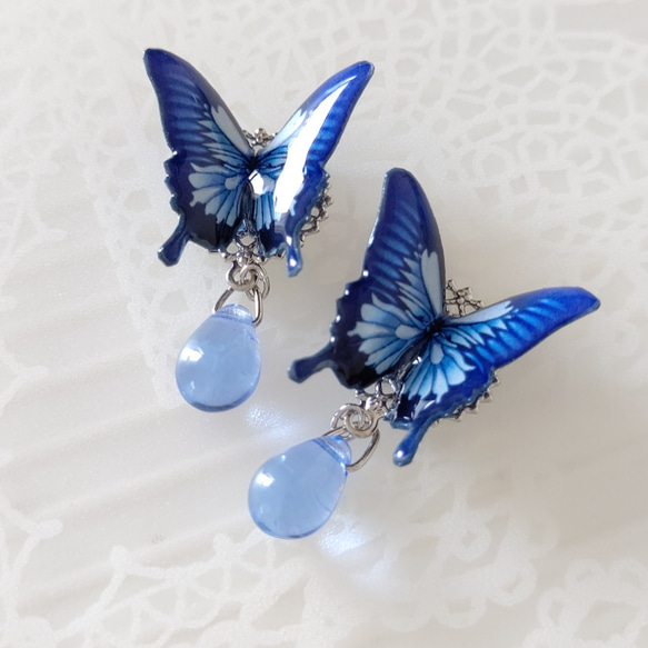 ☆❤️ 蝶々　蝶　花　じゃらじゃら　パール　ピアス　イヤリング チェコビーズと羽ばたく蝶々♪】オオルリアゲハ(新色ブルー)。蝶々