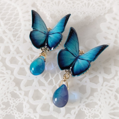 蝶の耳飾り チェコビーズと羽ばたく蝶々♪】モルフォ蝶。蝶々ピアス、蝶々