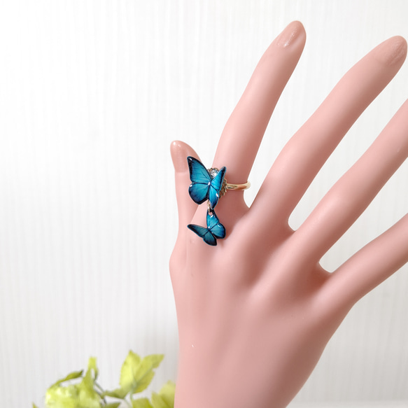 【羽ばたく蝶々♪】小さな蝶々が揺れる蝶々リング。モルフォ蝶。青い蝶☆*°フリーサイズ。 5枚目の画像