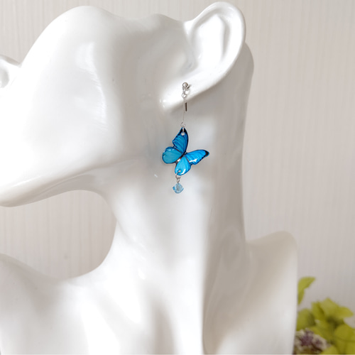 スワロフスキーが揺れる羽ばたく蝶々✩.*˚ 青い蝶。モルフォ蝶