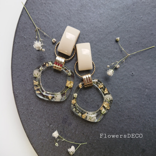 Hexagonal Flower & Acryic Beads 2way【ピアス・パーツ変更可】漆喰色