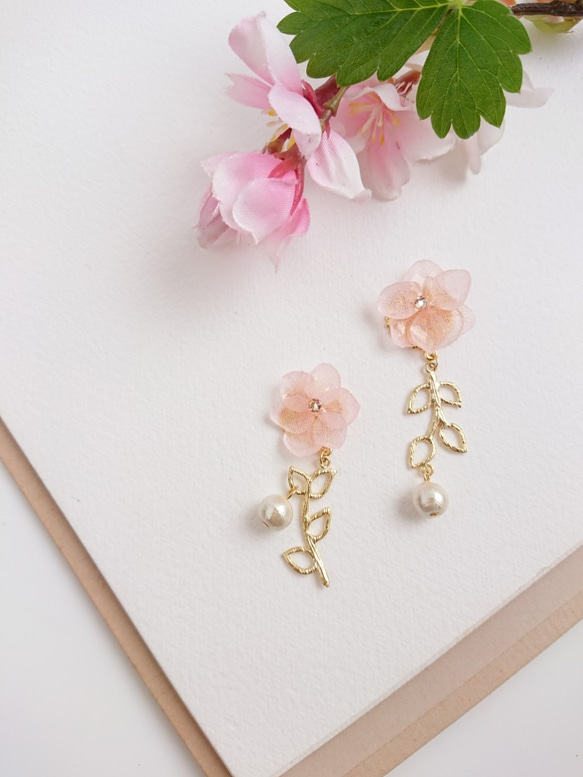 繡球花簡單的櫻花和搖曳的棉珍珠[耳環] 第3張的照片