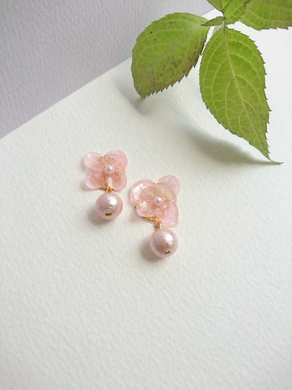 好運四葉繡球櫻桃和棉花珍珠[耳環] 第3張的照片