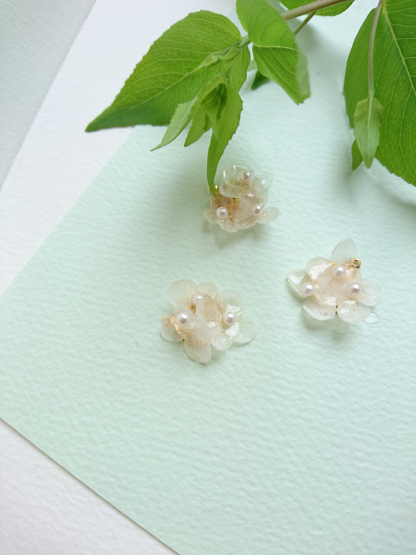 紫陽花ヒトフサ氷雪色【イヤーカフ&イヤリングorピアス】 3枚目の画像