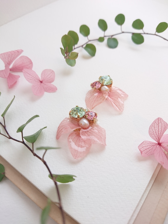 繡球紅櫻花的花珠寶首飾滴眼液[耳環，耳環，零件可更改] 第5張的照片
