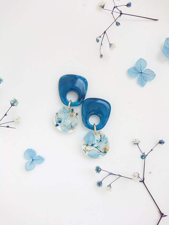 KOROKORO flowers  紫陽花&かすみ草【ピアス・パーツ変更可】藍色 5枚目の画像