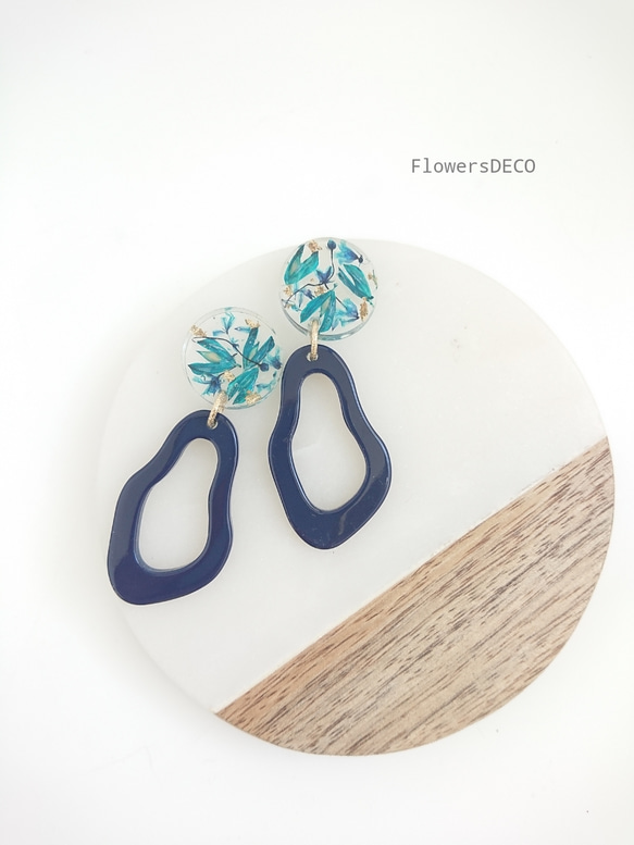Marble Deformation Beads &Flowers  navy color【ピアス・パーツ変更可】 1枚目の画像