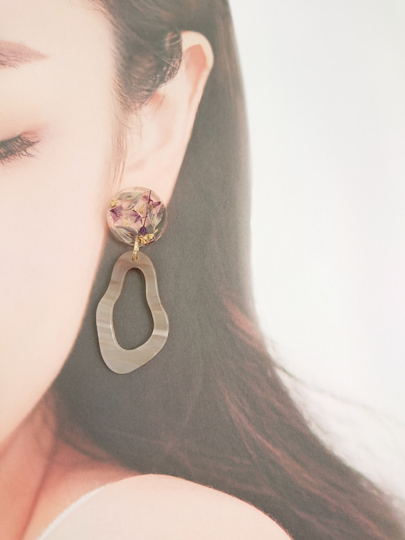 大理石變形珠和花朵奶茶色[耳環零件可以更改] 第2張的照片