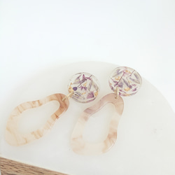大理石變形珠和花朵奶茶色[耳環零件可以更改] 第3張的照片
