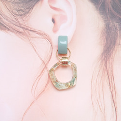 六角花壓克力珠2way【耳環及零件可更換】天藍色 第7張的照片