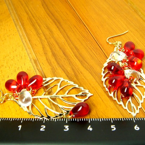 再々販]きらめく木の実と葉っぱのピアス(レッド) ピアス（フック 