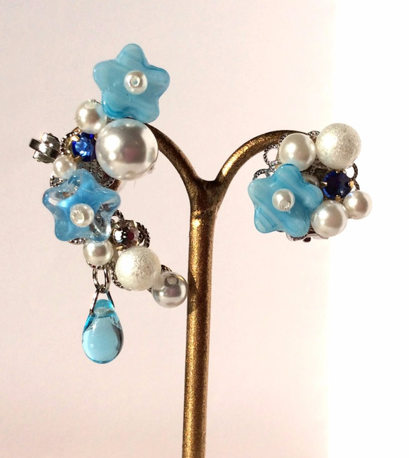 青い小花とパールのイヤーカフセット 1枚目の画像