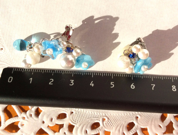 青い小花とパールのイヤーカフセット 3枚目の画像