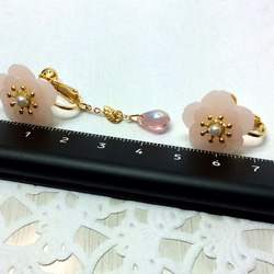 桜と雫のイヤリング 2枚目の画像