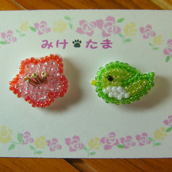 ビーズ刺繍の梅とうぐいすピアス 1枚目の画像