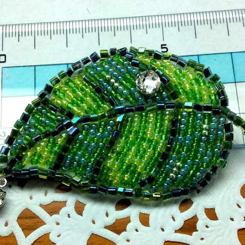 ビーズ刺繍の葉っぱのブローチ ブローチ miketama 通販 6241436