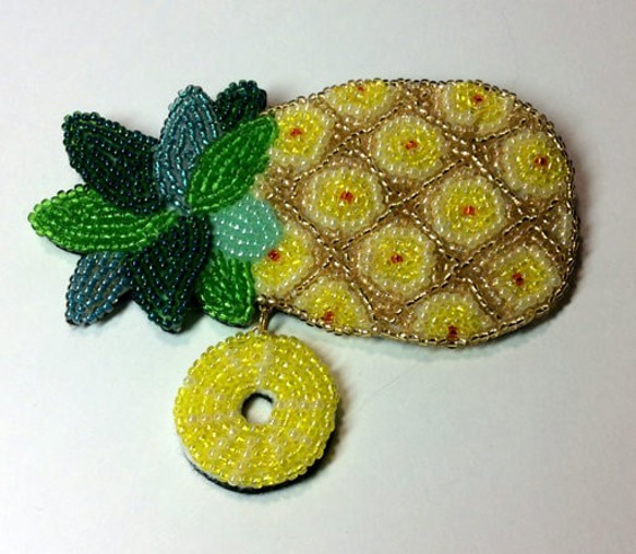 ビーズ刺繍のパイナップルのブローチ 1枚目の画像