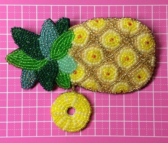 ビーズ刺繍のパイナップルのブローチ 3枚目の画像