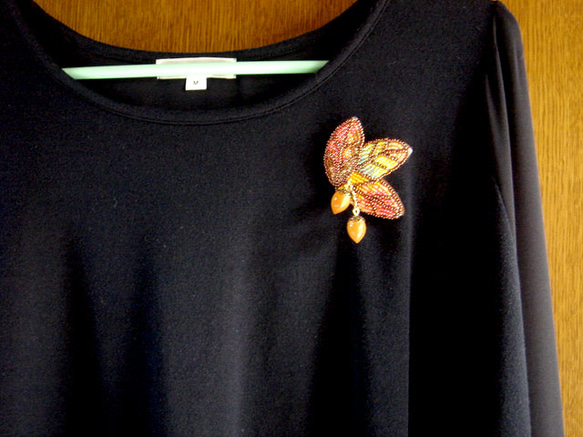 ビーズ刺繍の落ち葉とどんぐりのブローチ 2枚目の画像