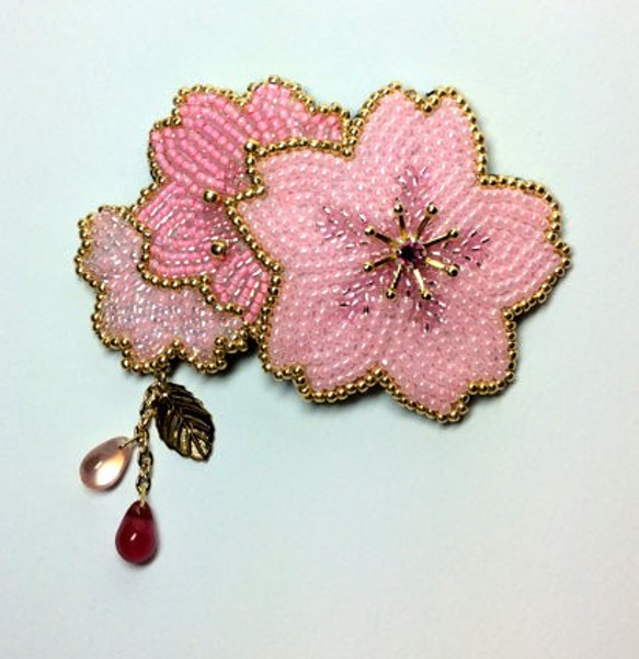 ビーズ刺繍の桜のヘアピン（新デザイン） 1枚目の画像