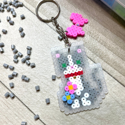 花付き灰色猫キーホルダー キーホルダー Hirabeads 通販