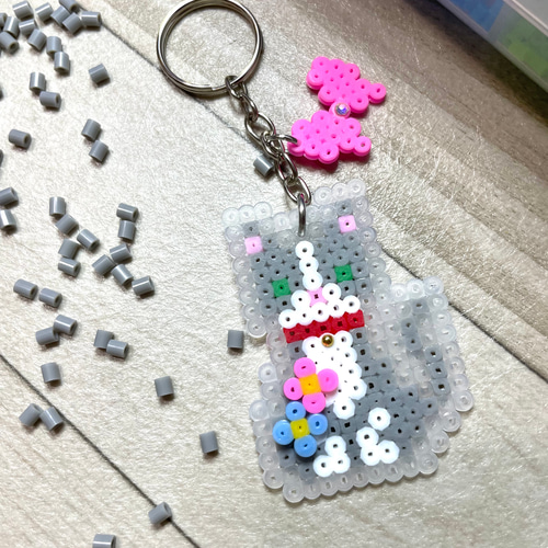 在庫処分 激安 食品 花付き灰色猫キーホルダー キーホルダー Hirabeads 通販 チャーム