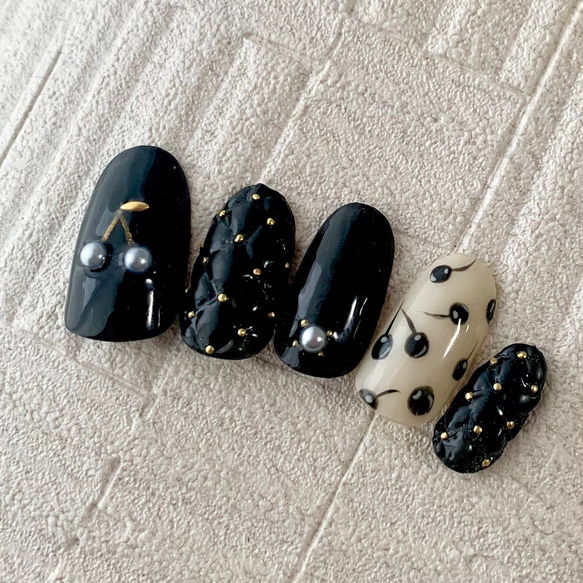 黒とベージュの花柄ネイルチップ 黒とベージュの花柄ネイルチップ