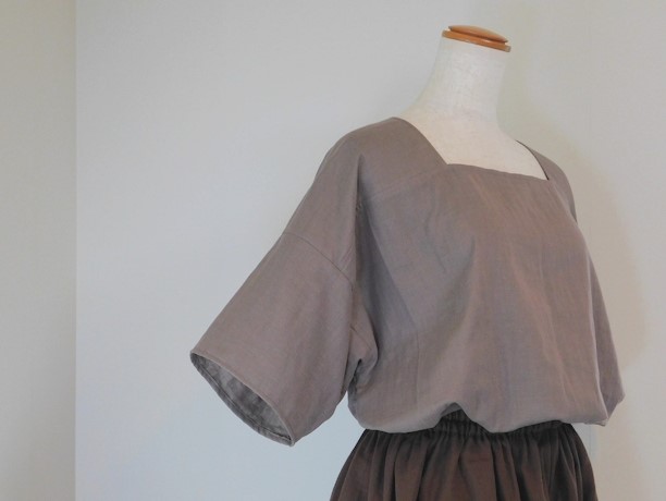 ストレートラインで首まわりすっきり☆スクエアネックのダブルガーゼブラウス・ココア