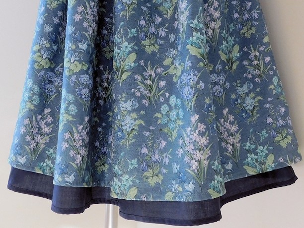 朝夕で早変わり! 気分も変わるリバーシブルスカート[フラワー][ネイビー]