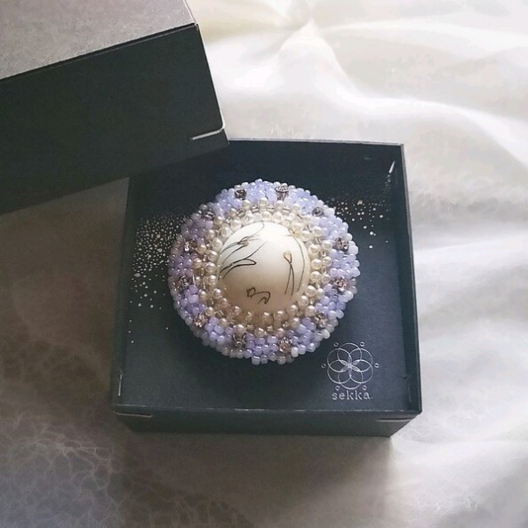ブローチ 「花に朝露」（ブローチ/帯留） ※ヴィンテージビーズ使用 ※ビーズ刺繍