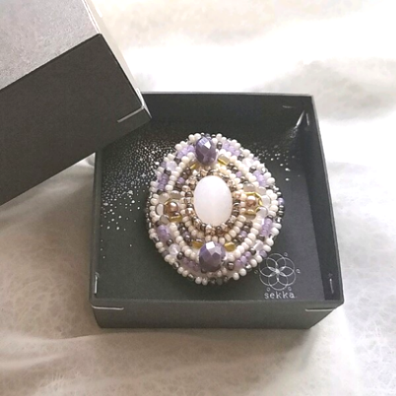 ブローチ 「はじめまして(Enchante)」（ブローチ/帯留） ※ホワイトアゲート使用 ※ビーズ刺繍