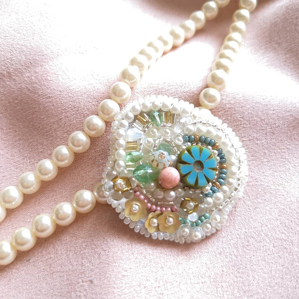 ブローチ「花ざかりの庭」（ブローチ/帯留）※パステルカラー ※ビーズ刺繍 10枚目の画像