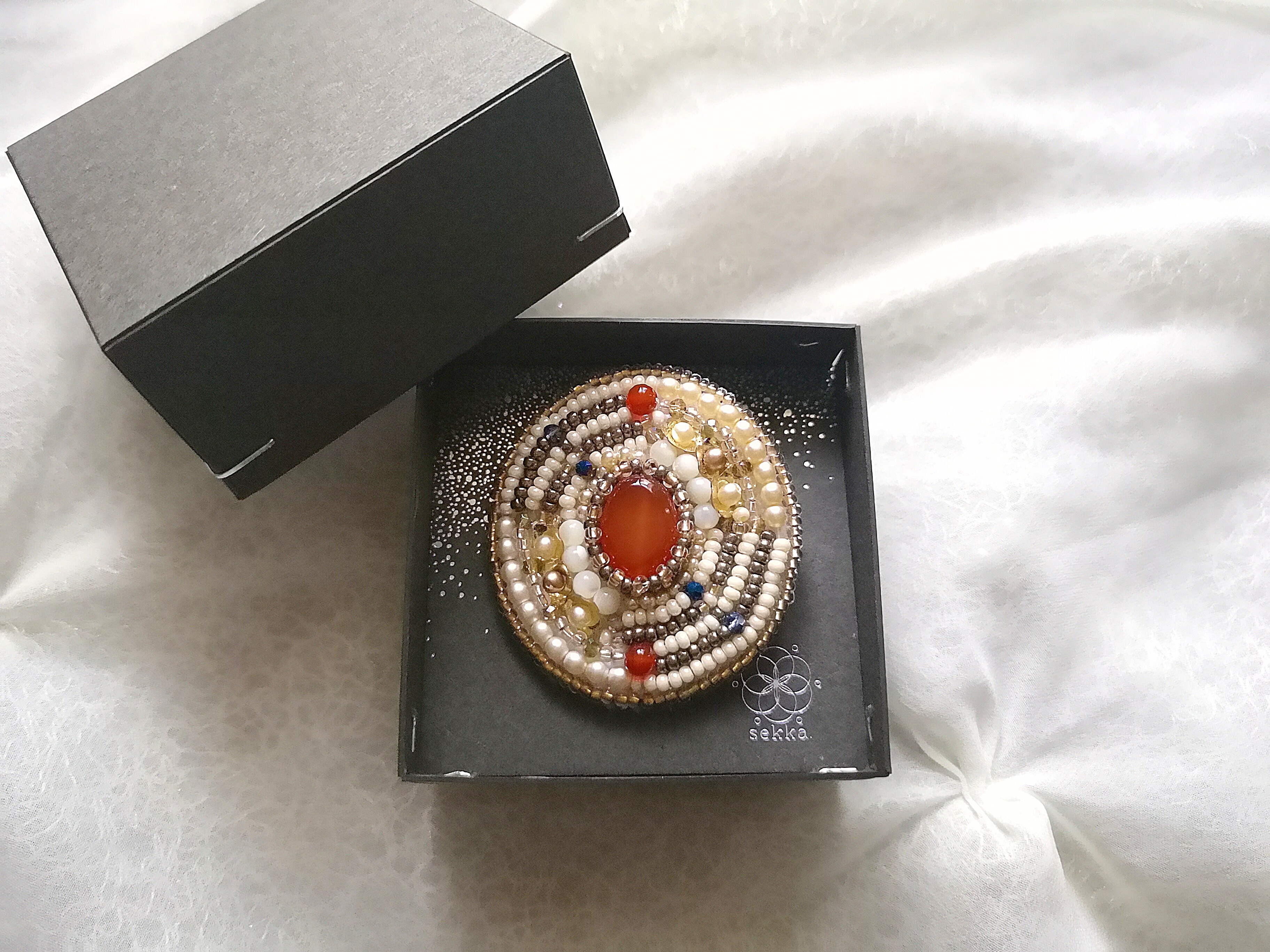 ブローチ「秋の木々」（ブローチ/帯留）※カーネリアン使用 ※ビーズ刺繍