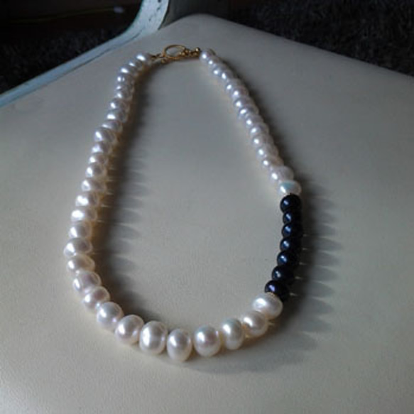 white+ dark blue Pearl Necklaceパールのバイカラーネックレス 2枚目の画像