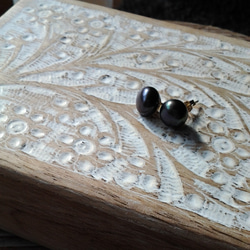Black Pearl Studs Earrings 1枚目の画像