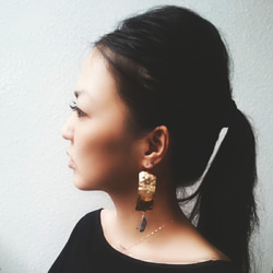 Big hammered brass earring 2枚目の画像