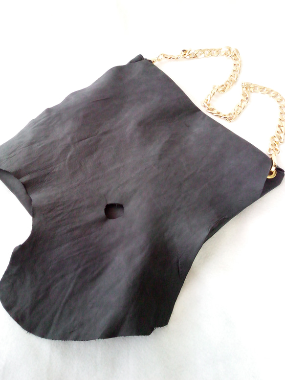 ​Blueblack leather asymmetric raw edge bag 2枚目の画像